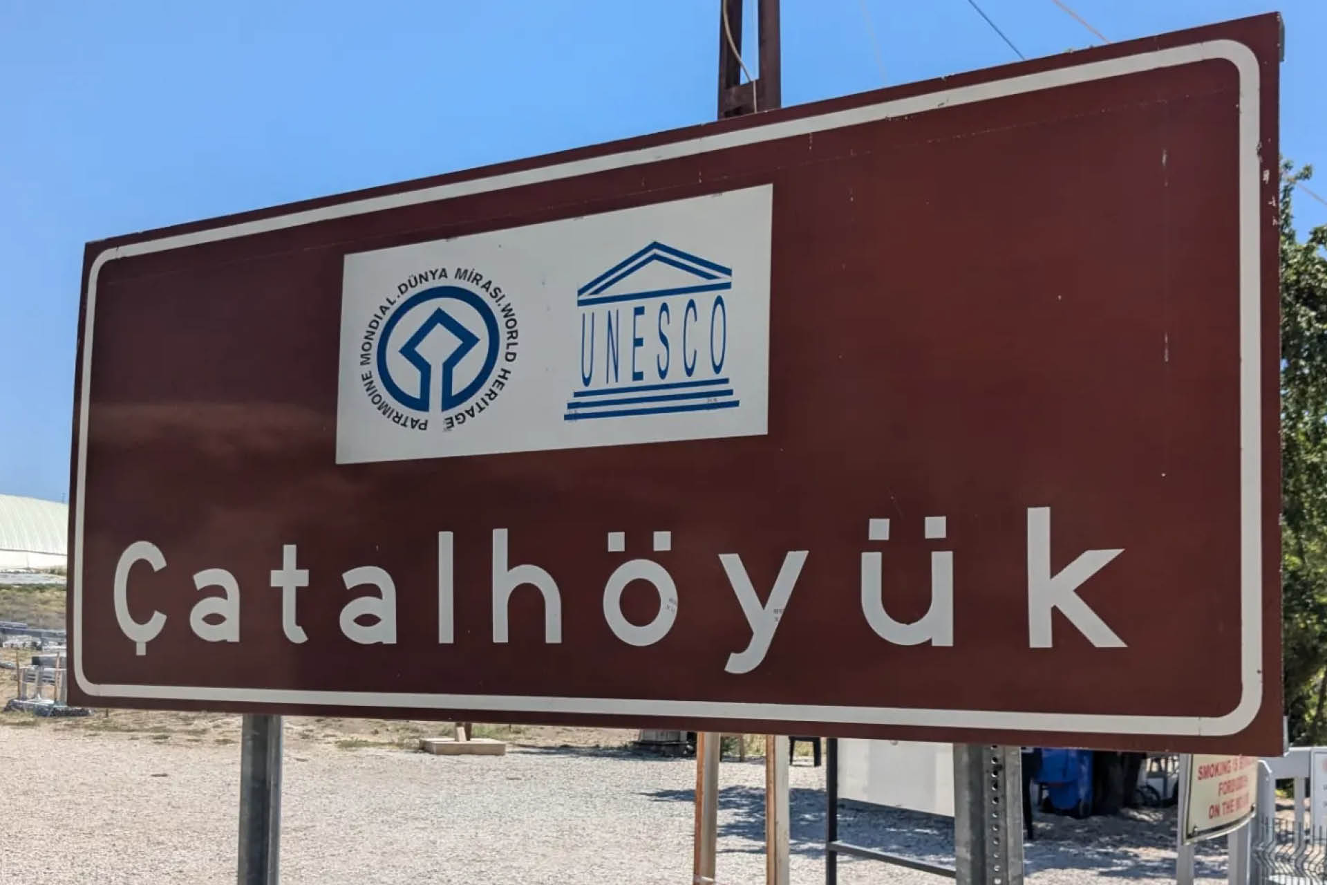 A brown wayfinding sign reading in Turkish 