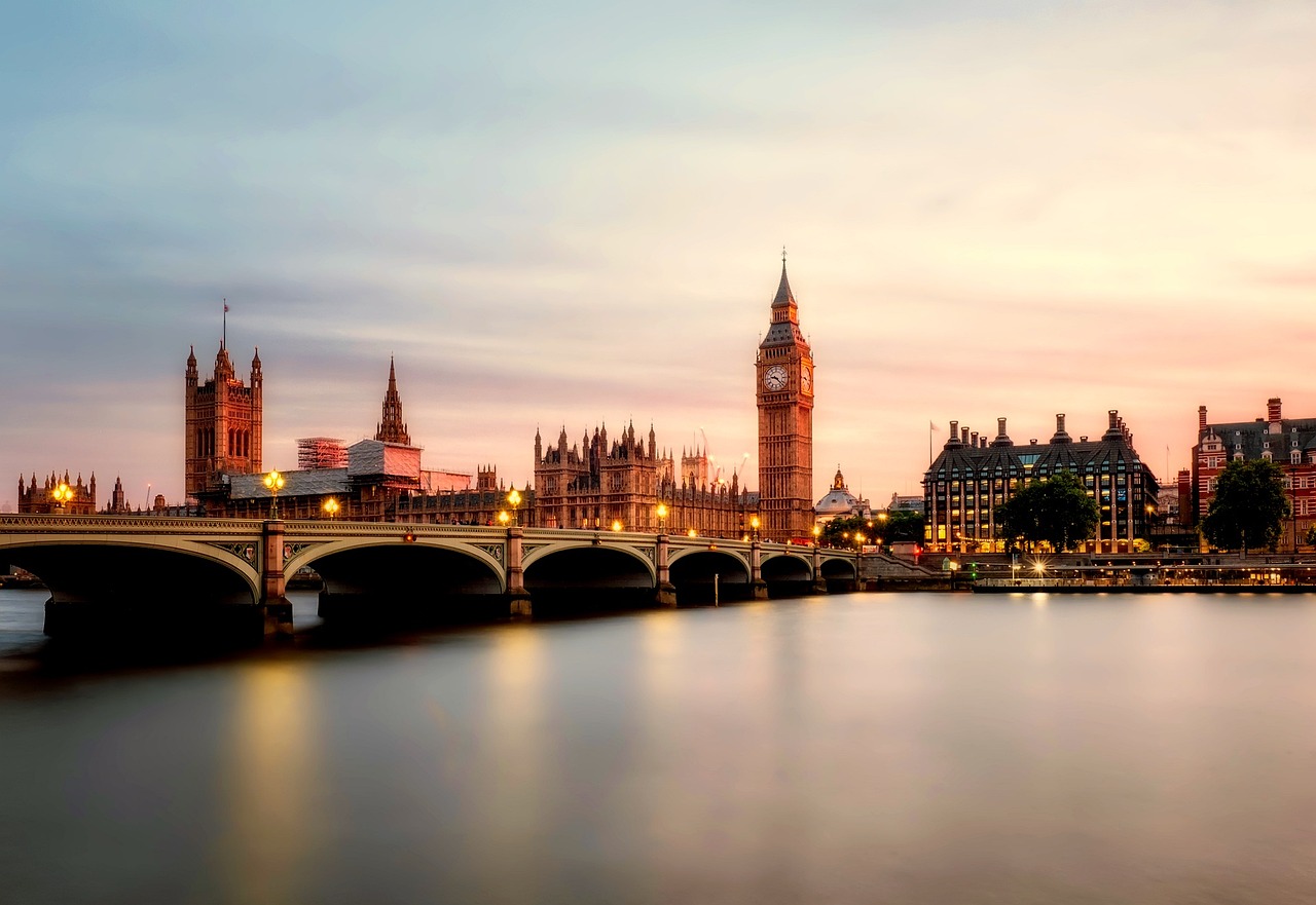 A scenery image of Big Ben, the Thames, and Westminster in London