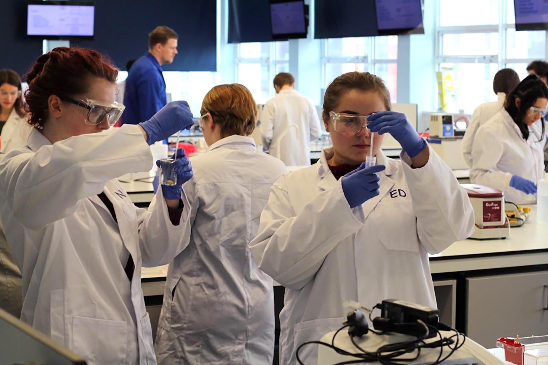 Life science students in lab