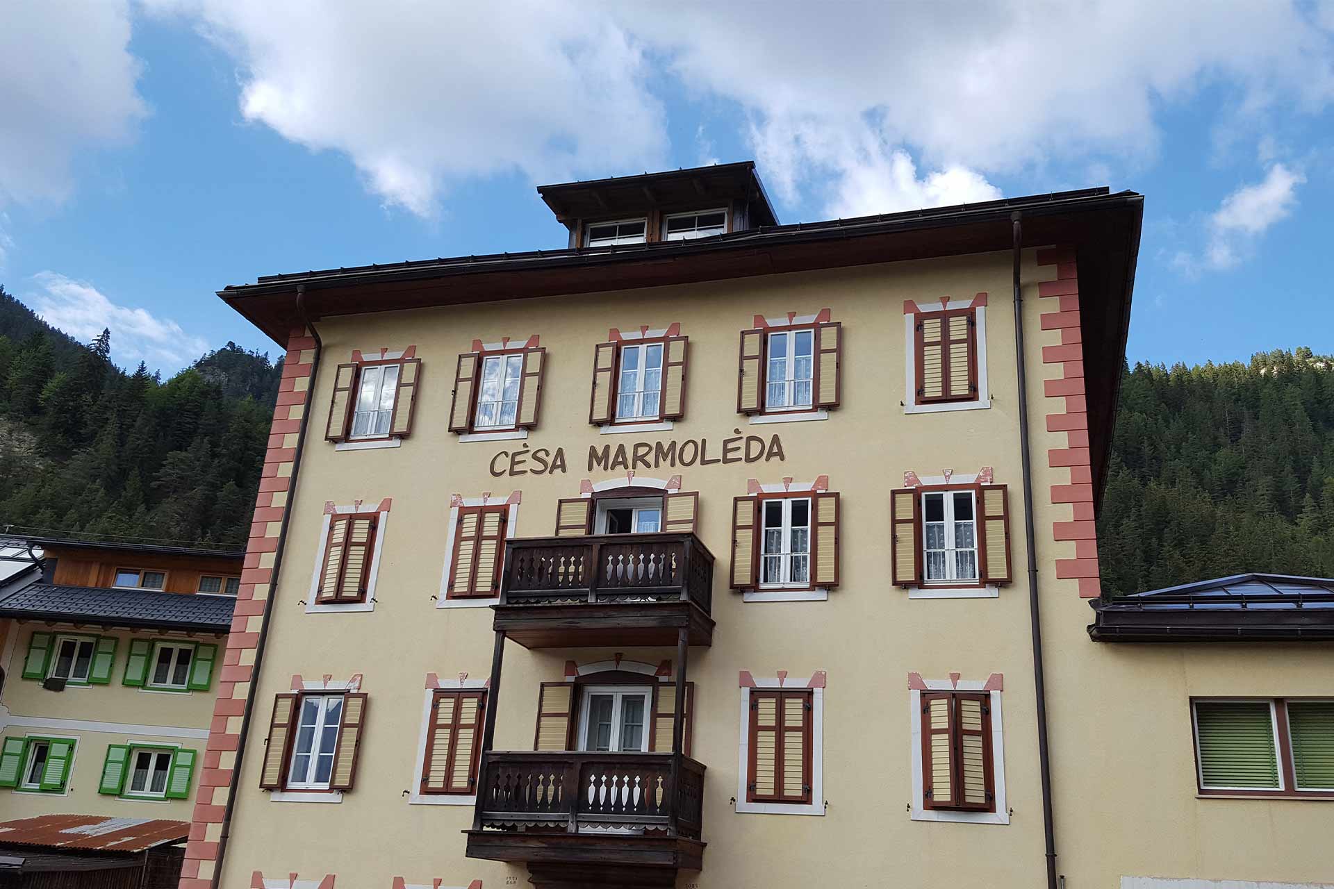 A building reading 'cesa marmoleda' on the front