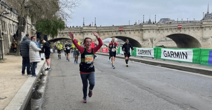 a marathon runner alongside the River Seine