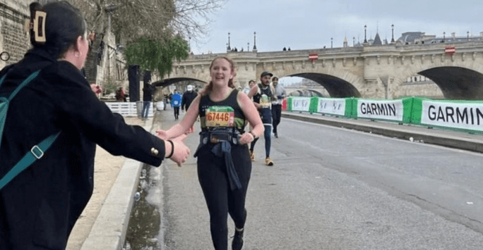 a marathon runner alongside the River Seine