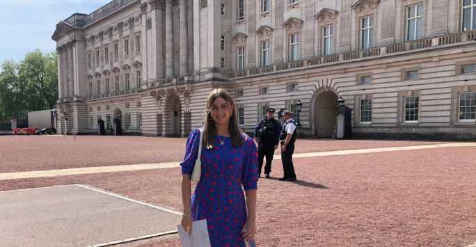 Student stands outside Buckingham Palace